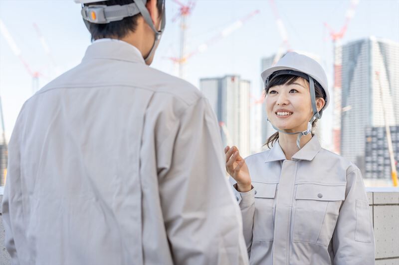 現場で打ち合わせする女性スタッフ