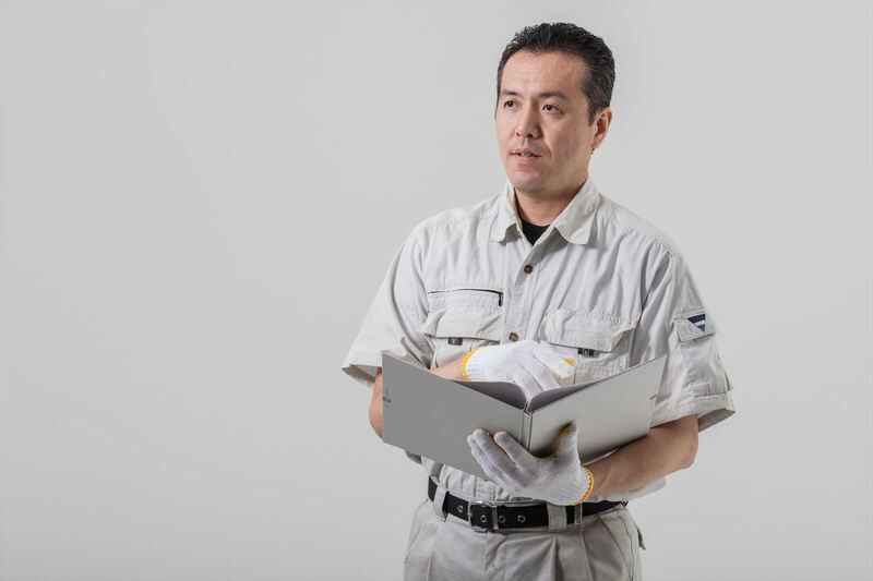 話をする作業服の男性