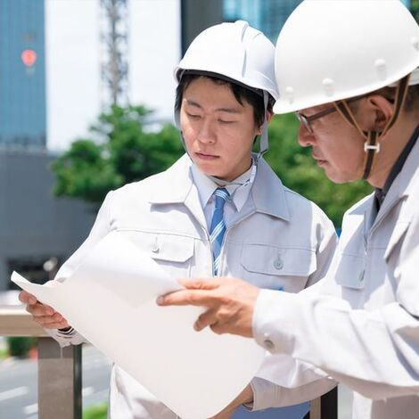 設計図を見るスタッフたち